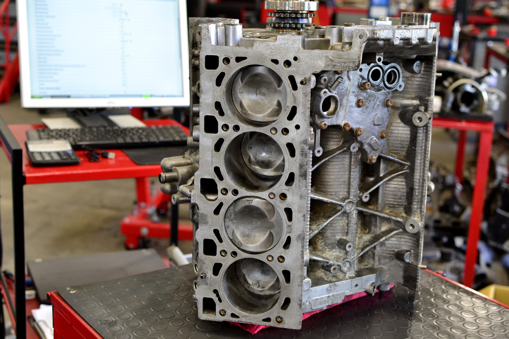 Защо дизеловите двигатели по принцип са по-шумни? Дизеловите двигатели работят при значително по-високо налягане в сравнение с бензиновите. Горивото се впръсква в силно сгъстен въздух и се самозапалва, което създава по-резки механични натоварвания и характерен звук. Макар това да е нормално за дизела, необичайните или усилващи се шумове винаги са сигнал за проблем. Основната причина дизеловите повреди да стават сериозни е отлагането на обслужването и пренебрегването на ранните признаци. Навременната реакция почти винаги означава по-лесен и по-евтин ремонт.